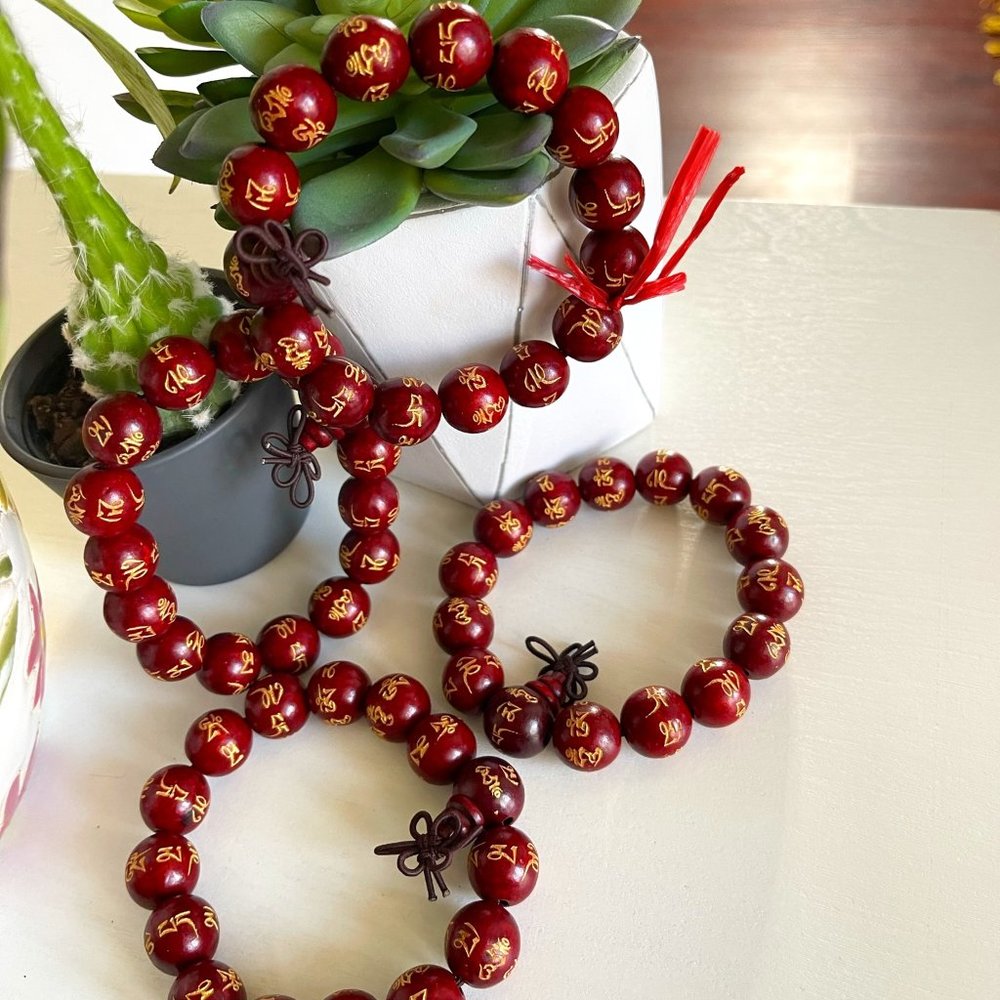 Bracelet Wodden Om mani Padme Hum : Handmade
